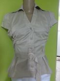 Blusa social com detalhes elásticos e cinto