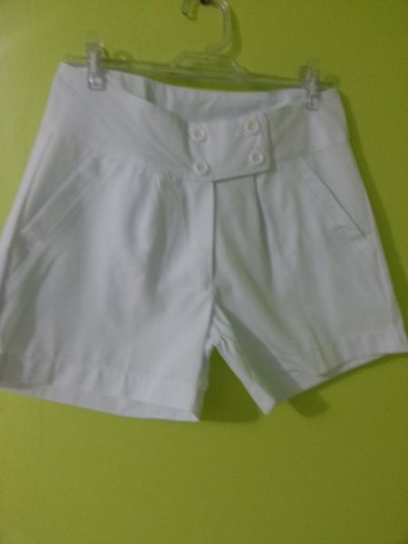 Shorts jeans branco estilo social