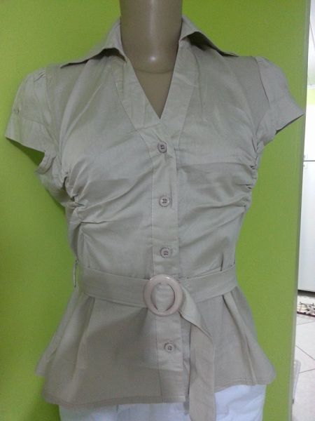 Blusa social com detalhes elásticos e cinto